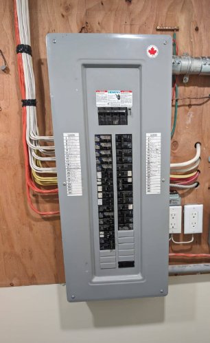 Panneau électrique résidentiel récent, bien organisé et conforme